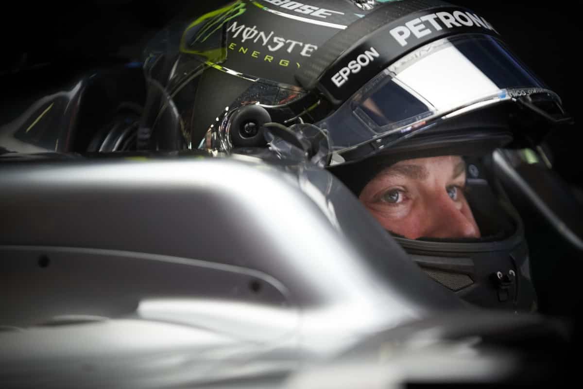 Rosberg tenta se manter isolado dos comentários mas seu nome já é mencionado como piloto da Ferrari para 2017 (foto Mercedes)
