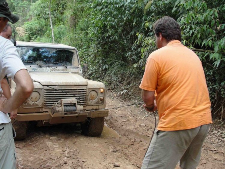 Guincho Elétrico instalado na frente de um 4x4 e sendo operado (note uma das mãos com luvas). Aprender as técnicas de utilização de um guincho é fundamental