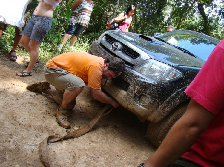 Localizando o Ponto de Ancoragem para colocar a Cinta de Reboque