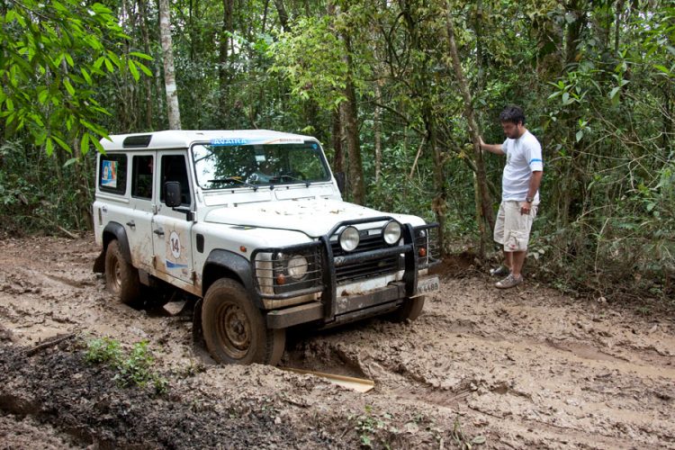 Utilizar as Pranchas em terrenos instáveis e sem consistência cria uma "superfície" para a passagem do seu 4x4