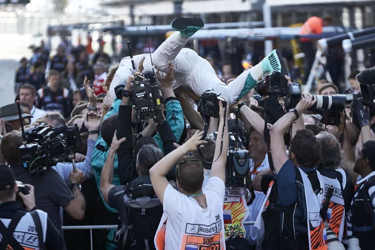 Após a quarta vitória, Rosberg ensaia correr para o abraço (Foto Mercedes) 