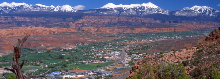 A cidade de Moab - Utah rodeada pelas montanhas e formações rochosas que fazem alegrias dos aventureiros. Foto: site www.visiteosusa.com.br