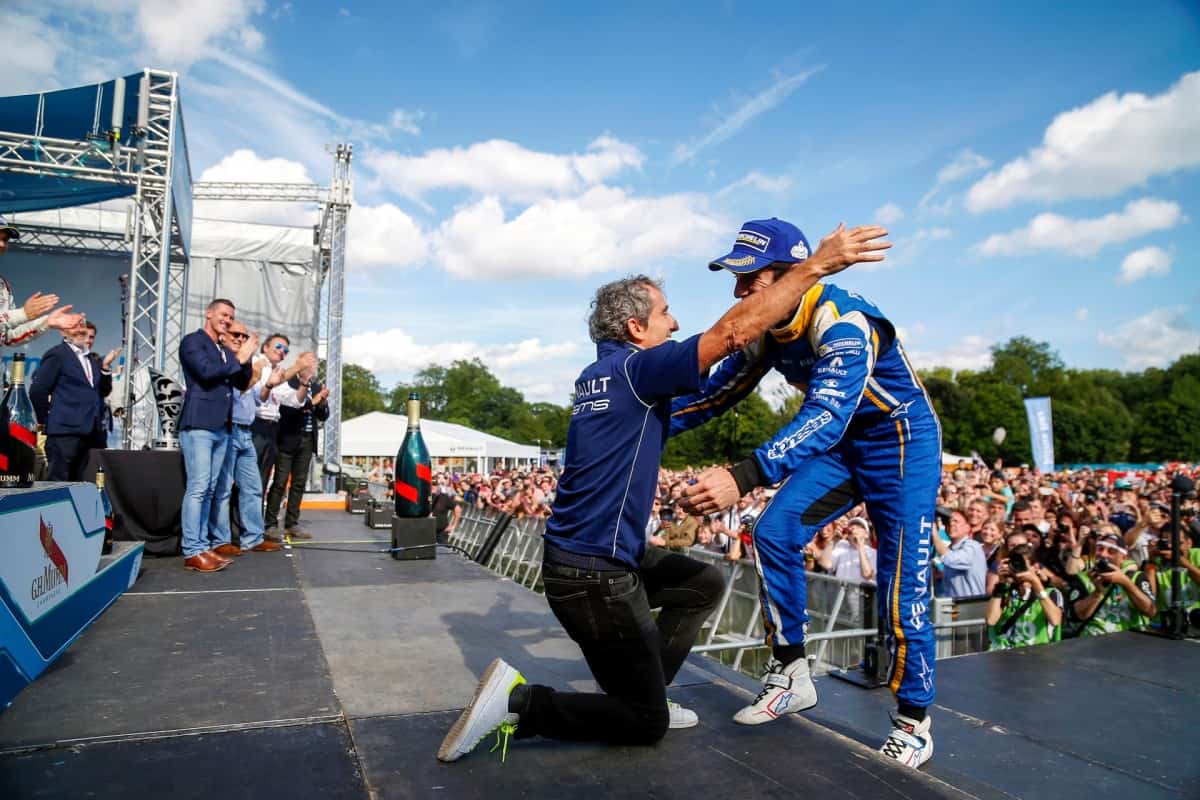 Alain Prost celebra com Sebastien Buemi a conquista dos títulos de Equipes e PIlotos na temporada 2015/2016 da F-E (Foto F-E)