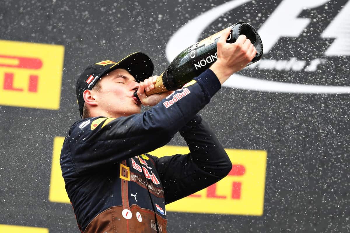 Aos 18 anos Max Verstappen já está se acostumando a tomar champanhe. Foi segundo e quase venceu (Foto Red Bull/Getty Images)