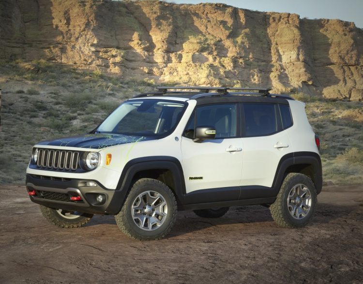 Jeep Renegade Commander - versão potencializada para uso off-road, com suspensão elevada em 5cm, pneus off-road de 29,5", utilizando um motor à gasolina Tigershack de 2,4l e câmbio automático de 9 velocidades. Pintura na cor Cinza Fluorescente e detalhes de acabamento em verde e proteções inferiores para uso fora-de-estrada. Na rápida avaliação o conjunto de suspensão deixou o carro mais rígido e, portanto, mais adequado para trilhas e para melhor estabilidade em rodovias. As reações do volante são levemente diferentes do que as versões com pneus menores, mas ainda muito boas. A capacidade off-road fica muito boa com essa preparação. Foto: divulgação