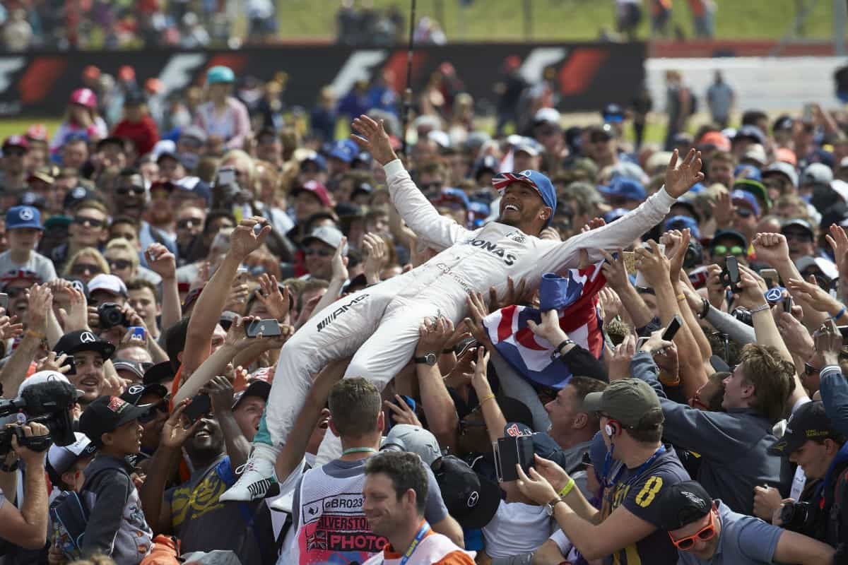 Hamilton viaja nos braços da torcida inglesa após a vitória em Silverstone (Foto Mercedes)