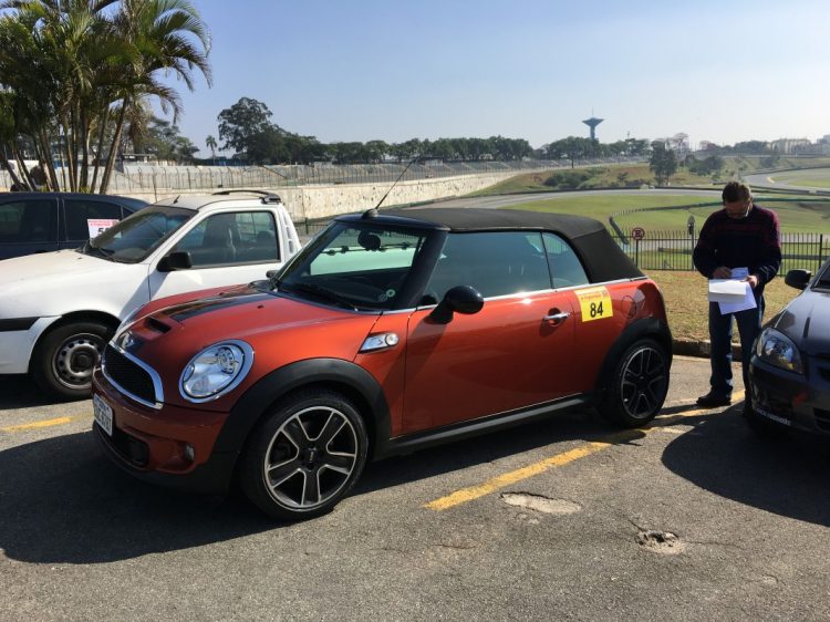 Mini Cooper passando pela vistoria da FASP (Federação de Automobilismo de São Paulo) antes do Briefing (foto: autor)