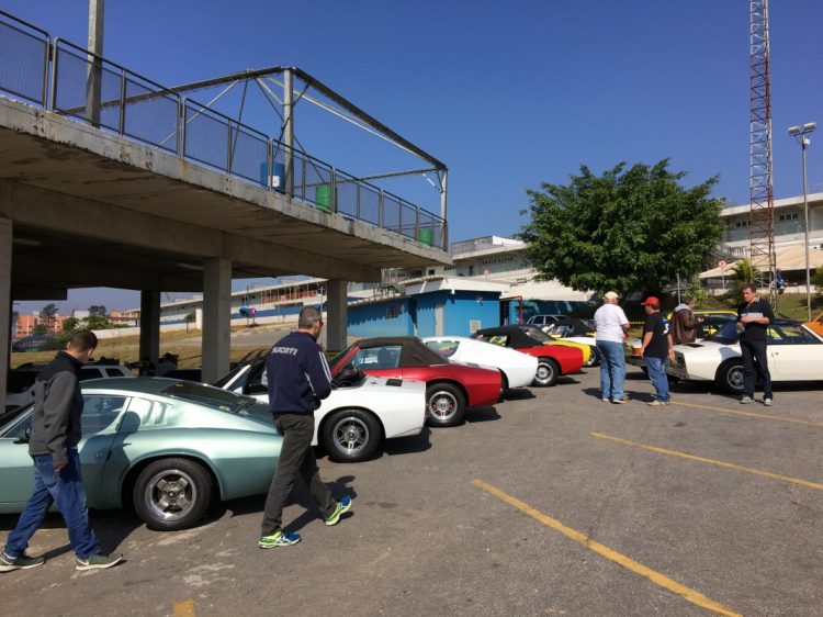 Clube do Puma com vários carros inscritos na categoria Clássicos (foto: autor)