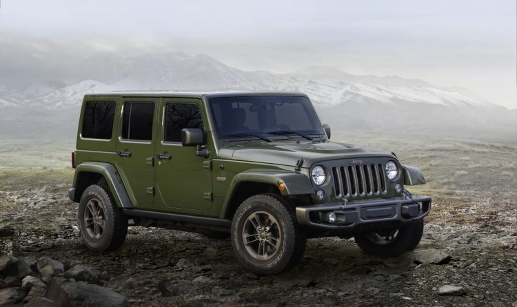 Jeep Wrangler na versão comemorativa "Seventy Five Years" e os diversos detalhes em bronze fosco. Foto: divulgação