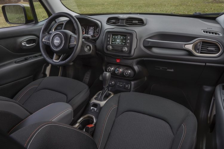 Visual do interior do Jeep Renegade 75th Anniversary no mercado americano. Foto: divulgação