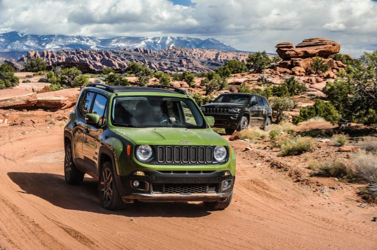 Visual da dianteira do Jeep Renegade no mercado americano. Para o mercado brasileiro a cor escolhida é semelhante a do Jeep Grand Cherokee que o segue durante o Test-Drive em Moab. Foto: divulgação