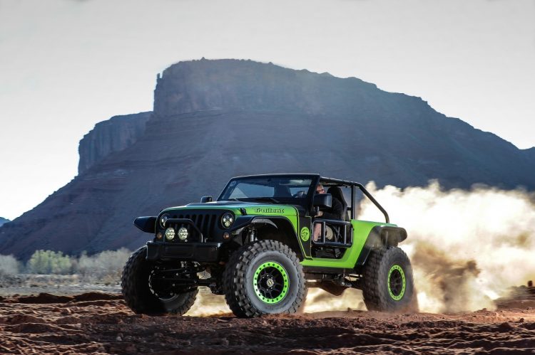 Jeep Trailcat - preparado para ser o melhor em altas velocidades ou trilhas radicais, equipado com um estonteante motor à gasolina V-8 Hemi, 6,2l, 717CV acoplado à um câmbio manual de 6 velocidades. Teve o entre-eixos alongado em 30cm a partir de uma plataforma do Wrangler, utilizando eixos Dana 60, amortecedores Fox e pneus de 39,5" em rodas de 17" com beadlocks (travas que evitam que o pneu destalone em uso off-road severo). Cor exclusiva, grade na cor preta e faróis de led compõe o visual. Andando é um "animal", a aceleração em 2a. e 3a. marcha me custaram duas grandes broncas do instrutor que me acompanhava. Verdadeiramente, um veículo para ser domado quando ruge alto seus mais de 700CV. Uma tentação - e um perigo para os desavisados. Não consegui avaliar nada mais do que a resposta do acelerador, era só o que eu tinha vontade de fazer: acelerar. Foto: divulgação