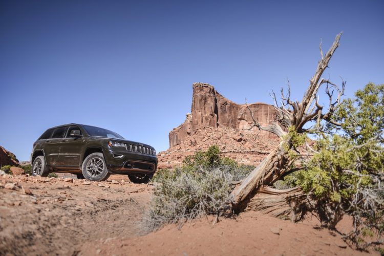 Jeep Grand Cherokee 75th Anniversary com Quadra Lift no modo Off-Road 2, repare no maior vão livre do solo. Foto: divulgação