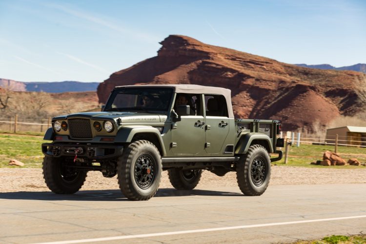 Jeep Crew Chief 715 - inspirado no veículo militar Kaiser M715, foi criado como homenagem à origem militar da marca. Tendo como base um Jeep Wrangler, utiliza o mesmo motor a gasolina Pentastar com 3,6l, V-6, 285CV acoplado à um câmbio automático de 05 velocidades, utilizando eixos Dana 60, rodas de 20" com beadlock (impede que o pneus destalone em uso off-road severo) e pneus militares de 40", recebendo reforço em freios e sistema de escapamento modificado (que belo ronco!!). Cores e parachoques remetem ao uso militar. Anda bem, freia bem mas ficou muito duro para o uso off-road. Talvez carregado, já que ele tem uma caçamba generosa, fique um pouco mais macio. Foto: divulgação 