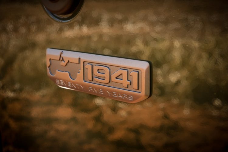 O "badge" que acompanha as versões comemorativas de "Seventy Five Years". Foto: divulgação