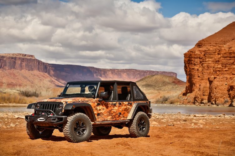 Jeep Trailstorm - entre os protótipos, o mais parecido com uma versão comercial e mais próximo de sua base, o Jeep Wrangler. Potencializado para uso off-road intenso, agrega mais espaço para carregar equipamentos e combustível extra para sua aventura. O potencial off-road foi melhorado com a utilização de eixos Dana 44, suspensão elevada em 5cm, pneus off-road de 37" montados em rodas de 17". Visualmente, suas cores foram escolhidas para serem uma camuflagem no deserto de Moab. A força do motor à gasolina Pentastar, V-6, 3,6l e 285CV juntamente com o câmbio automático de 5 velocidades fez desse protótipo o que eu mais gostei de andar. Mais equilibrado, teve bom comportamento em on e off-road, trazendo confiança na condução, que fica muito divertida com o visual, as portas cortadas (half-doors) e todo o estilo. Foto: divulgação