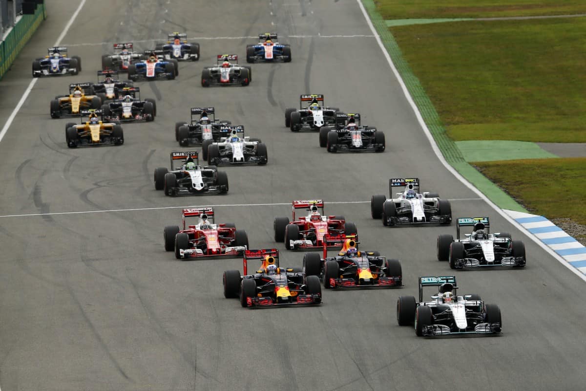 Hamilton, Ricciardo e Verstappen aproveitaram o erro de Rosberg na largada (Foto Mercedes)