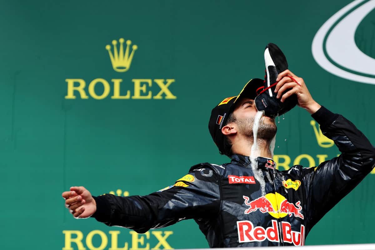 Ricciardo celebra o segundo lugar de maneira original (Foto Red Bull Content Pool)