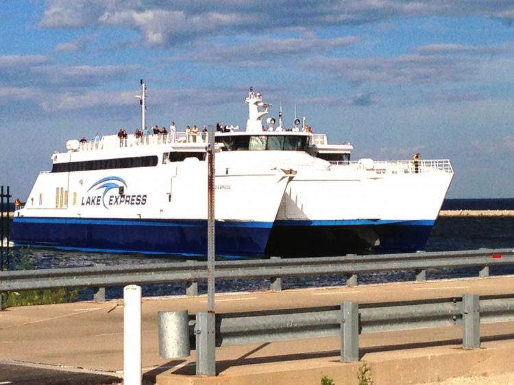 Travessia do lago Michigan. Camaro foi de Fast Ferry