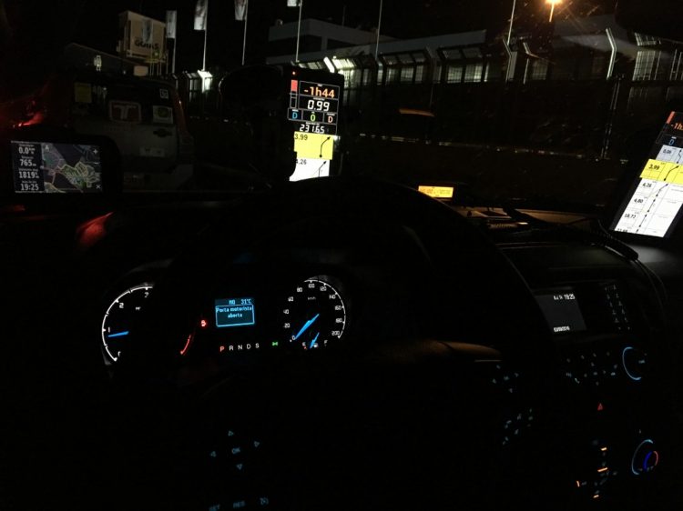 Imagem noturna do nosso "painel" com os tablets de navegação, GPS e rádio de comunicação. Foto: autor