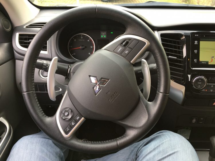 Volante virado onde pode-se notar o grande tamanho e a fixação das hastes do "paddle shifter". No canto esquerdo pode-se ver o botão de partida. Foto: autor