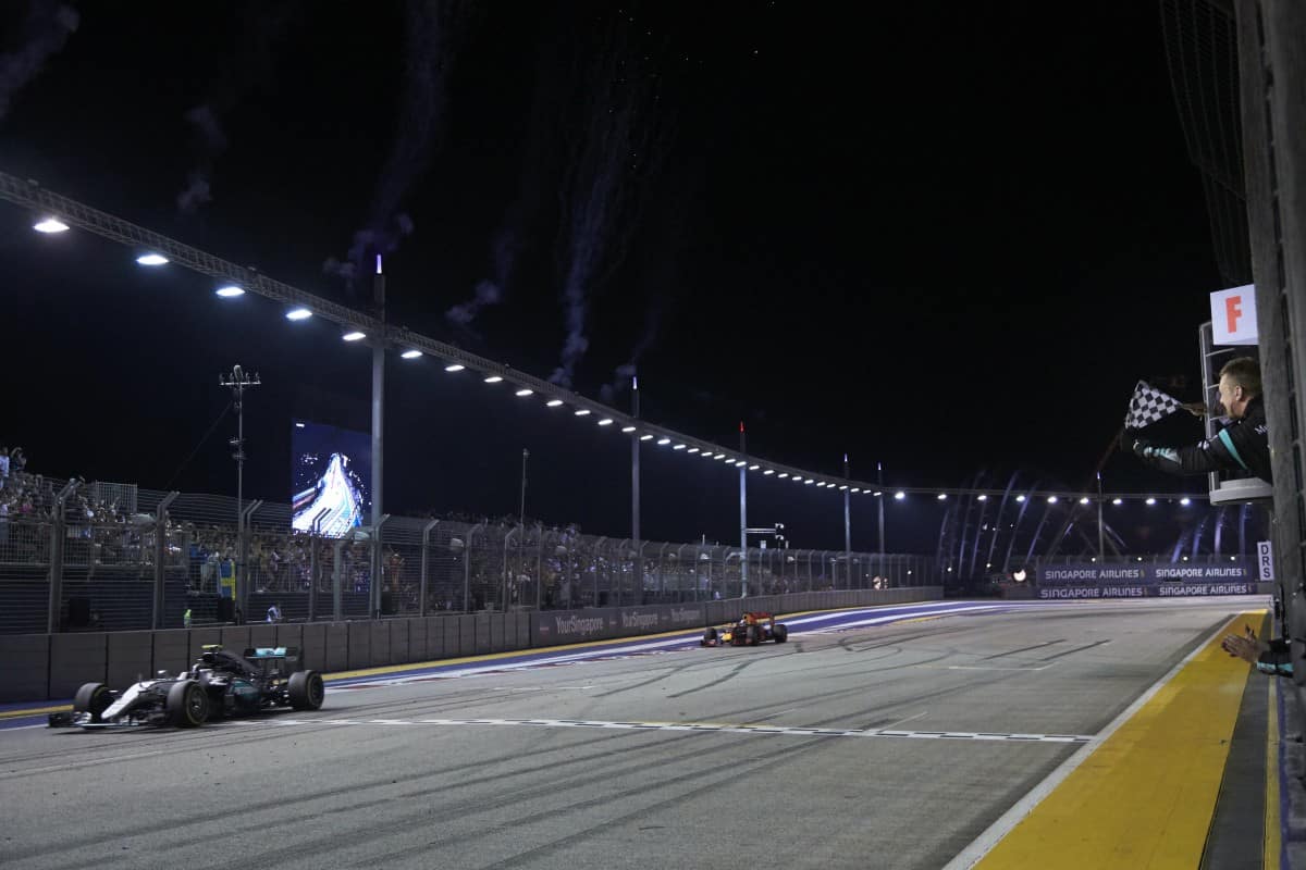 Ricciardo cruzou a linha de cehegada meio segundo atrás do vencedor Rosberg (Foto Mercedes)