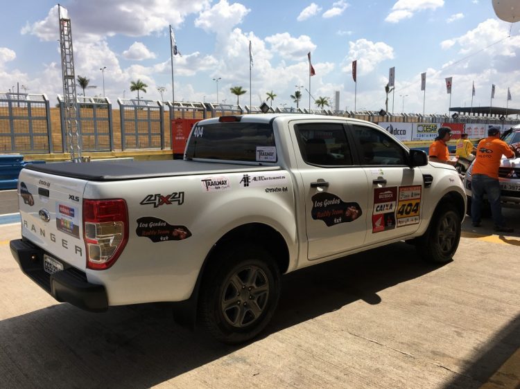 Ford Ranger XLS adesivada e pronta para o procedimento de vistoria. Note o adesivo do AUTOentusiastas na lateral da caçamba. Foto: autor