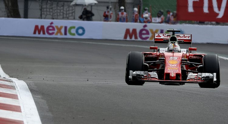 Vettel fica cada dia mais famoso por reclamar durante a corrida (Foto Ferrari)