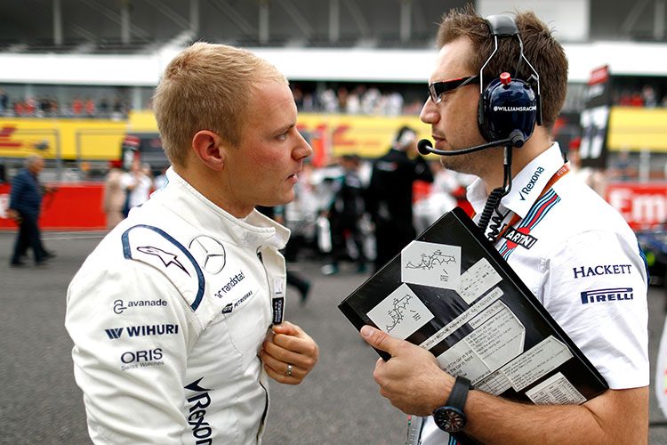 Bottas, ao lado do engenheiro Jonathan Eddolls, está indeciso sobre 2017 (Foto GLenn Dunbar)