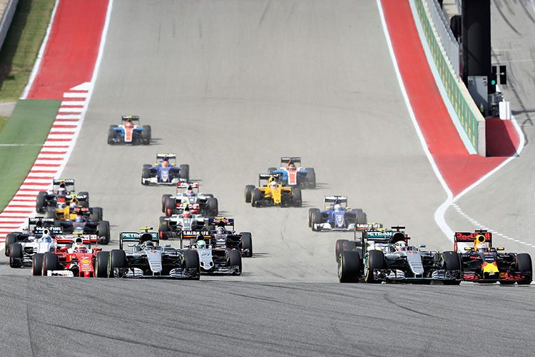 Ricciardo largou bem e se infiltrou entre as duas Mercedes (Foto Red Bull)