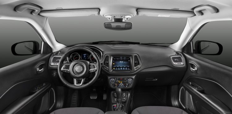 Interior do Jeep Compass, com destaque para a tela central de 8,4" do sistema Uconnect e volante multifuncional. Materiais agradáveis e boa montagem (foto: divulgação)