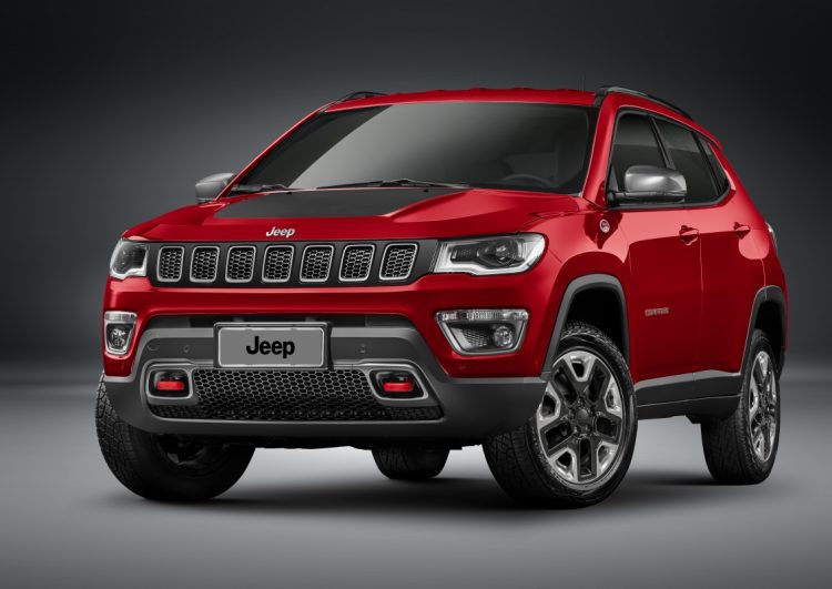 Jeep Compass Trailhawk, versão topo de gama. Destaque para o grupo ótico com DRL, faróis xênon com projetor (mesmo para lâmpadas halógenas) e na porção inferior luzes de direção e neblina (que possui a função "cornering", que melhora a iluminação lateral em manobras e curvas de baixa velocidade (foto: divulgação)