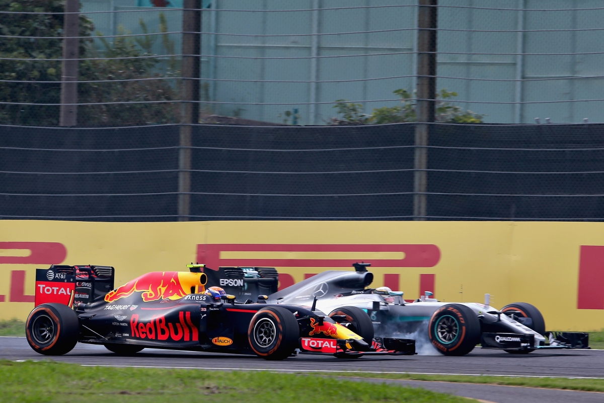 Disputa de freada entre Verstappen e Hamilton: o holandês levou a melhor (Foto Red Bull)