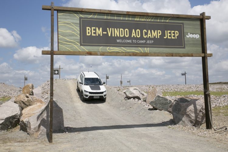 Jeep Compass Trailhawk Diesel 4x4 terminando o trajeto off-road no Camp Jeep, na fábrica de Goiana - PE (foto: divulgação)