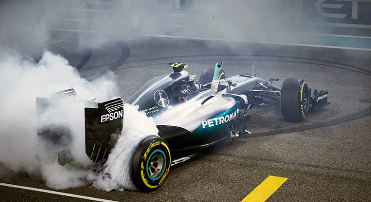 Nico Rosberg celebrou o primeiro título com o tradicional zerinho Foto Mercedes)