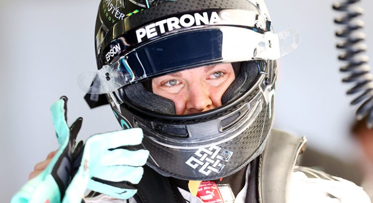 Capacete de Nico em 2016 exibia um símbolo budista. Poucos ligaram esse detalhe à possibilidade do alemão seguir essa religião. (Foto Mercedes)