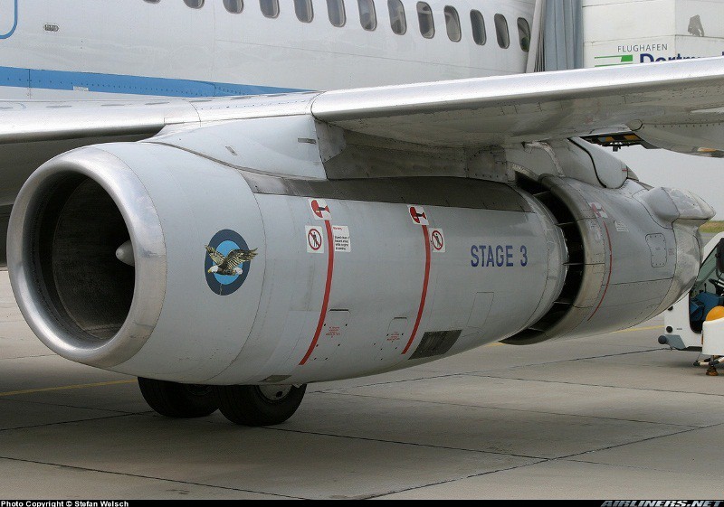 Turbina JT8D de um Boeing 737-200 com "hush kit". Observe o mixer na parte traseira da turbina ( Stefan Welsch airliners.net)