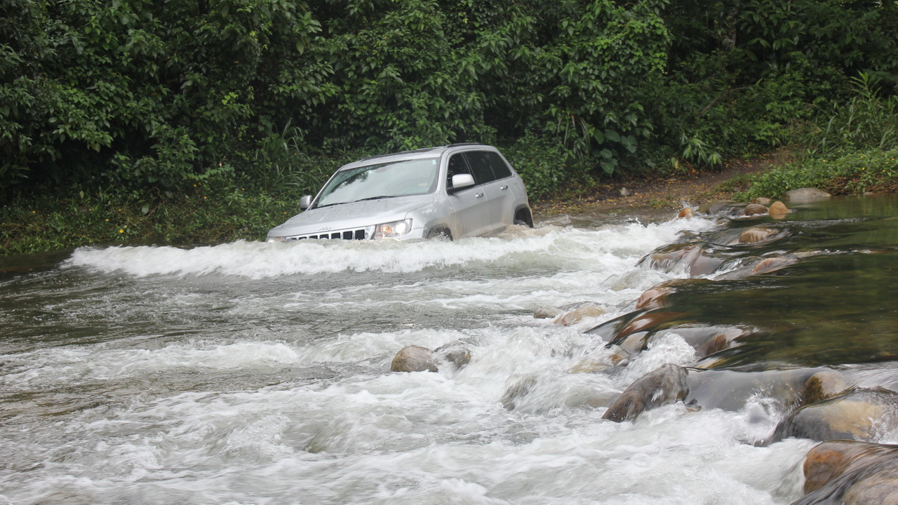 Um Veículo Todo Preso Na Areia Movediça No Canyon Del Rio Anaconda