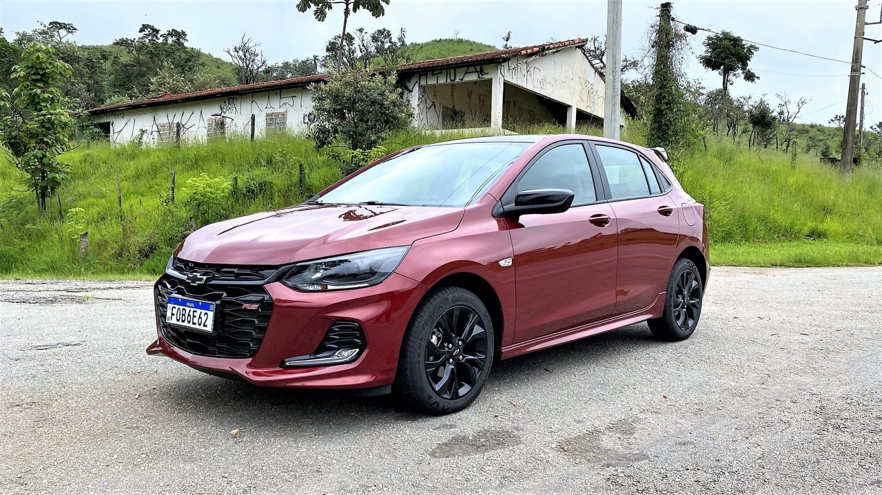 Chevrolet Onix RS: Versão esportivada do hatch chama a atenção pelo visual